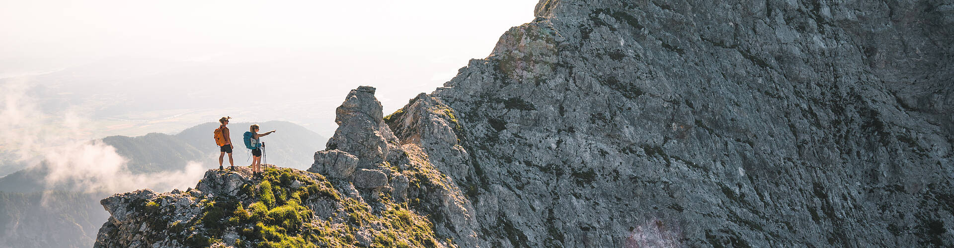 Zwei Personen beim Wandern am Panoramaweg Südalpen Etappe 4