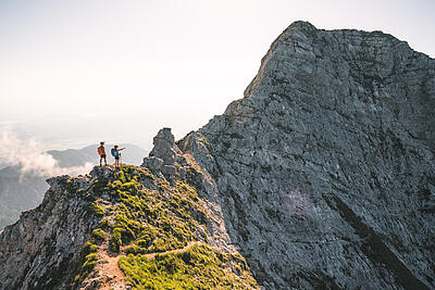 Zwei Personen beim Wandern am Panoramaweg Südalpen Etappe 4