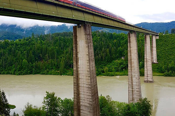 Claudia Sittner an der Jauntalbruecke Kaernten