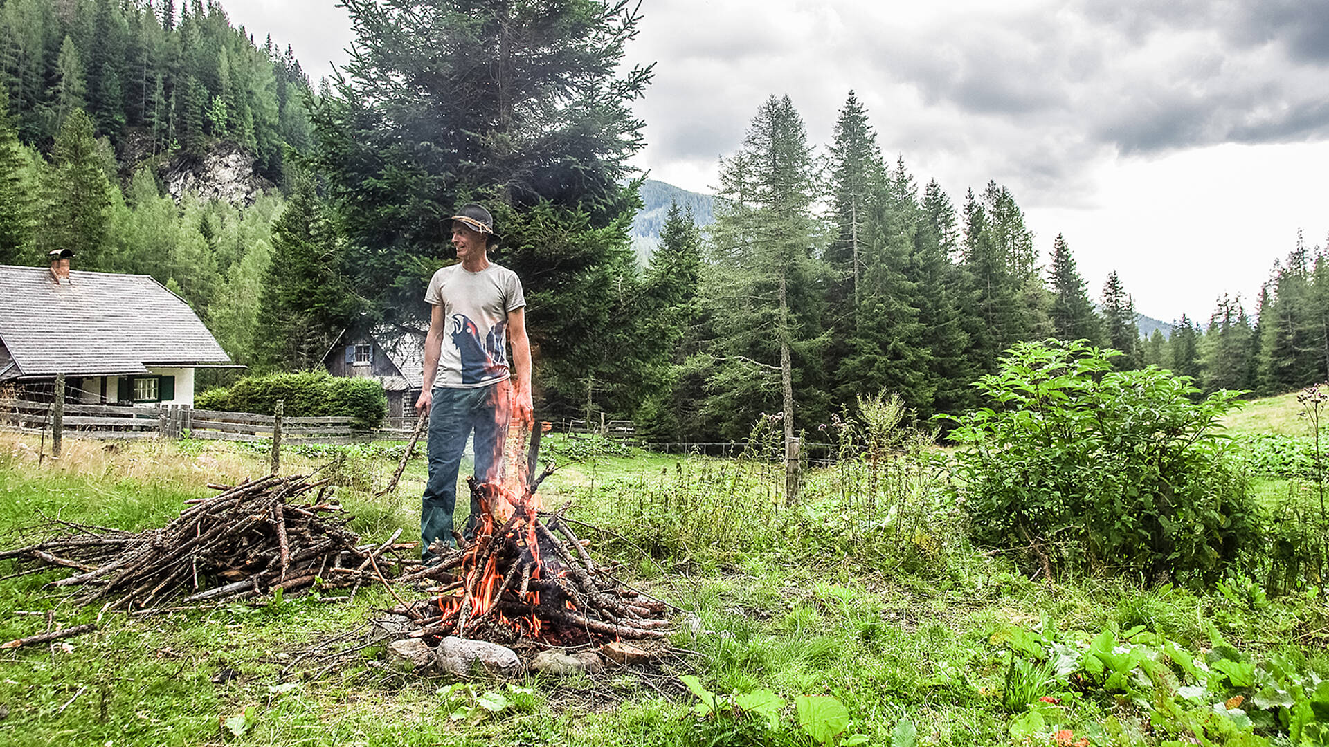 Ein Tag in der Wildnis Feuer machen