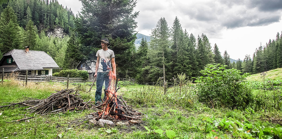 Ein Tag in der Wildnis Feuer machen