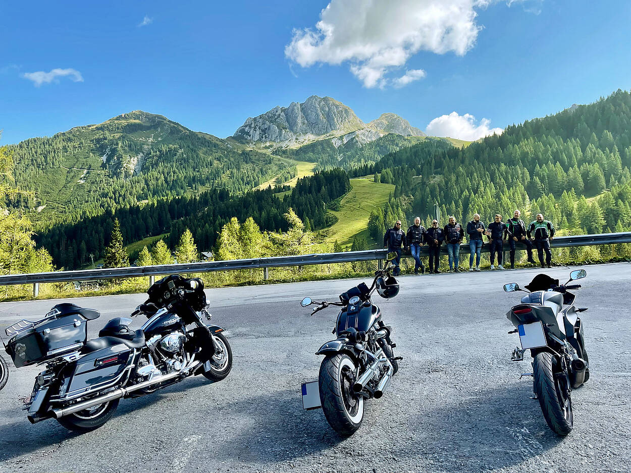Motorradfahren am Nassfeld Biker mit ihren Bikes vor dem Bergmassiv