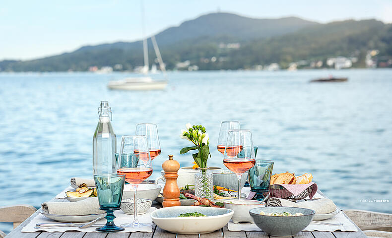Festlich gedeckter Tisch für das Dinner am See