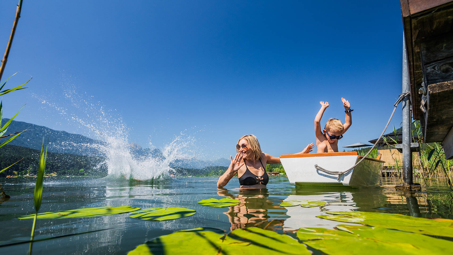 Wasserspass mit der Familie mit Paddelboot