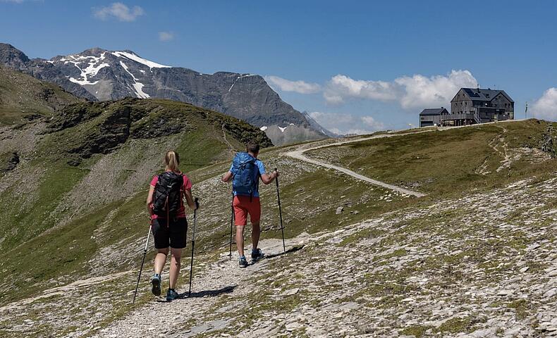 Wanderer am Weg zur Hagener Hütte im Nationalpark Hohe Tauern
