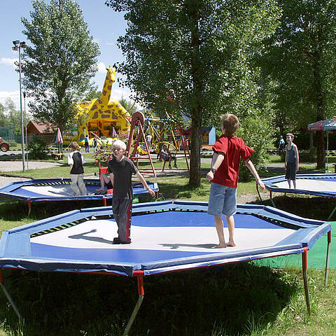 Trampolin und Hüpfburg im 1. Kärntner Erlebnispark am Pressegger See