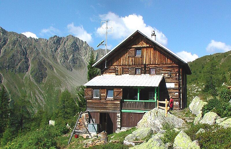 Blick auf die Salzkofelhütte in der Kreuzeckgruppe