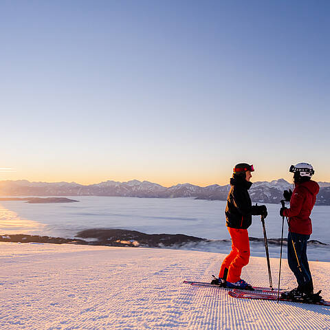 Pärchen auf der Gerlitzen Alpe, Skigenuss bei strahlendem Sonnenschein