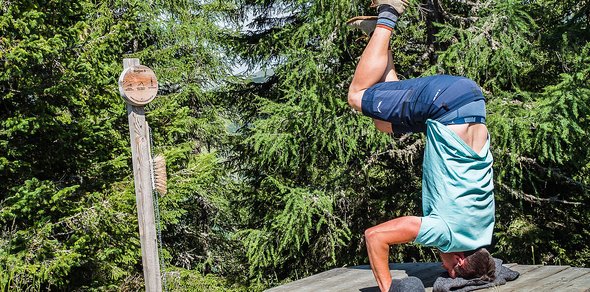 Mountain Yoga Trail_Ranger Jonathan Kopfstand