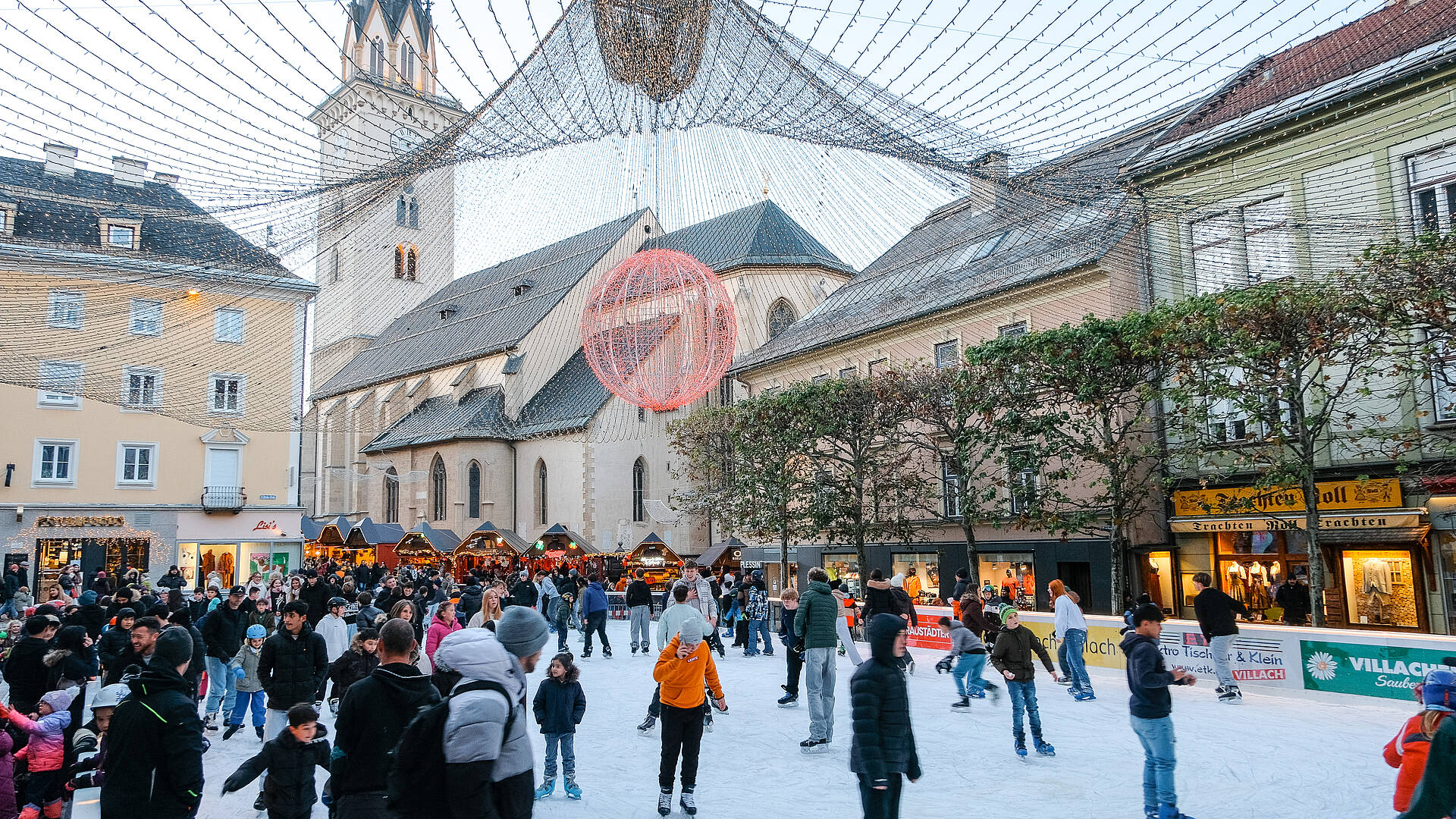 Advent in Villach mit Eislaufen am Rathausplatz