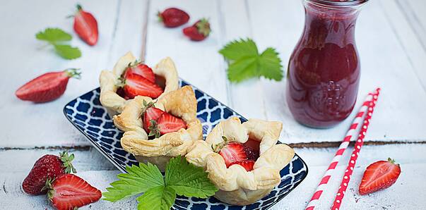 Erdbeeren im Blätterteigmantel und Erdbeersmoothie