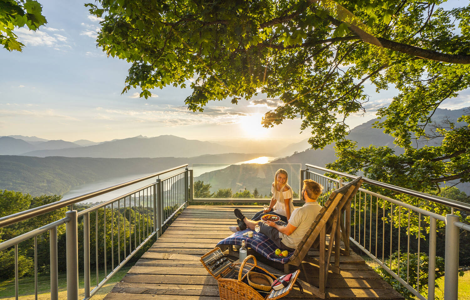 Ein Pärchen picknickt am Sternenbalkon hoch oben über dem Millstätter See.