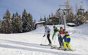Region Weissensee_Winter_Familie beim Skifahren