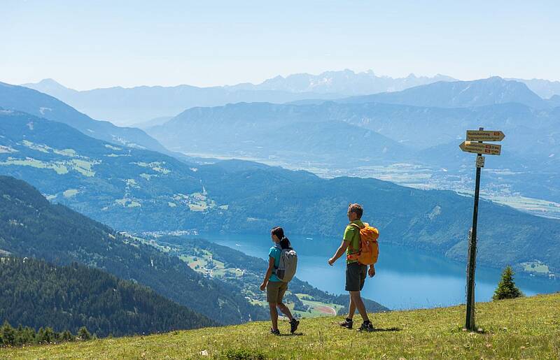 Wandern mit Blick auf den Millstätter See