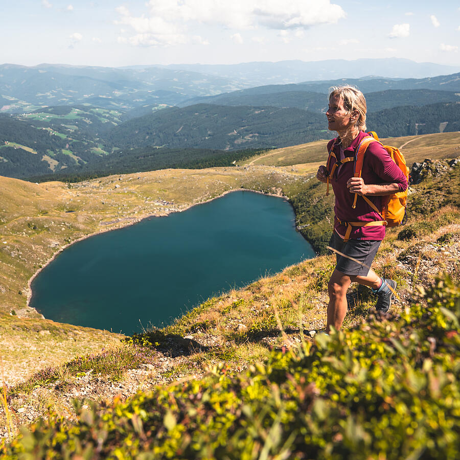 Frau am Panoramaweg-Suedalpen Etappe 20 Zirbitzkogel