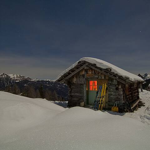 Hütte im Lesachtal im Winter bei Nacht