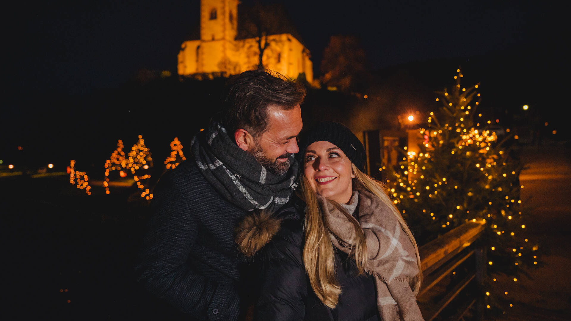 Kirchenadvent in Maria Wörth mit Kirche im Hintergrund