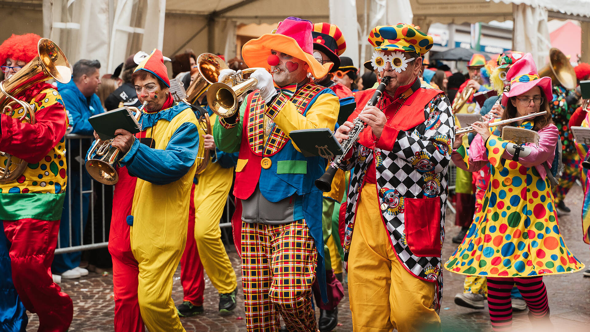 Verkleidete Musikkapelle in bunten Clownskostümen beim Villacher Fasching.