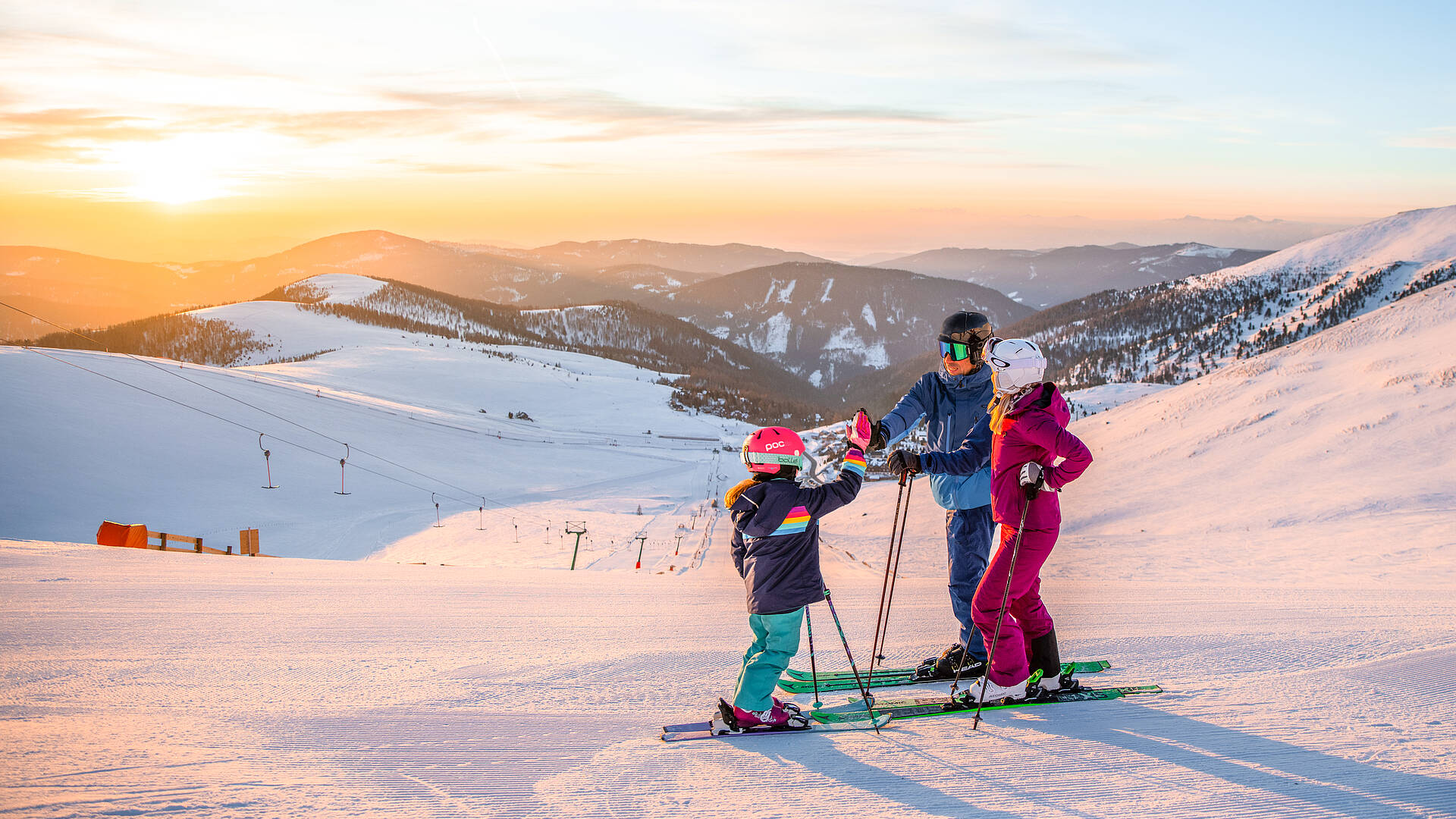 Familie fährt Ski am Falkert auf der Heidi Alm in den Nockbergen.