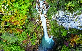 Schöner herabfallender Wasserfall 