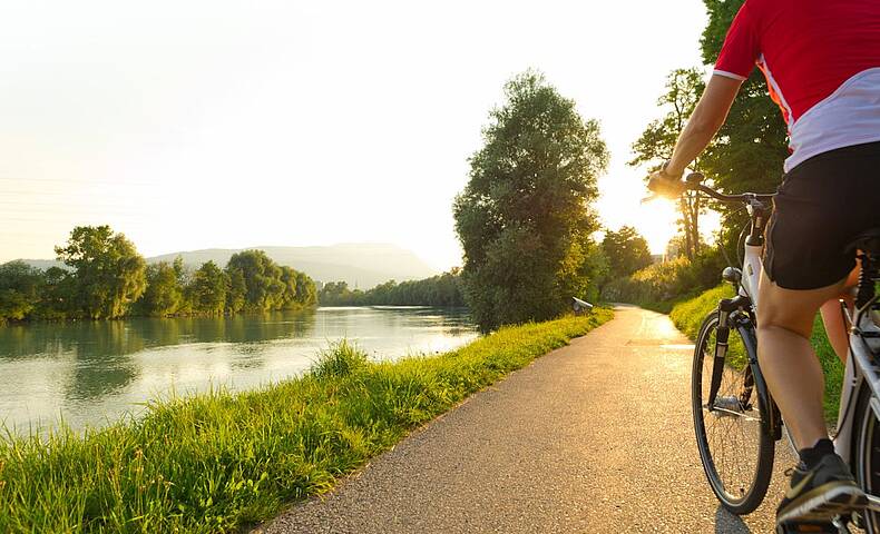 Eine Radtour der Sonne entgegen gemeinsam mit dem Vierbeiner