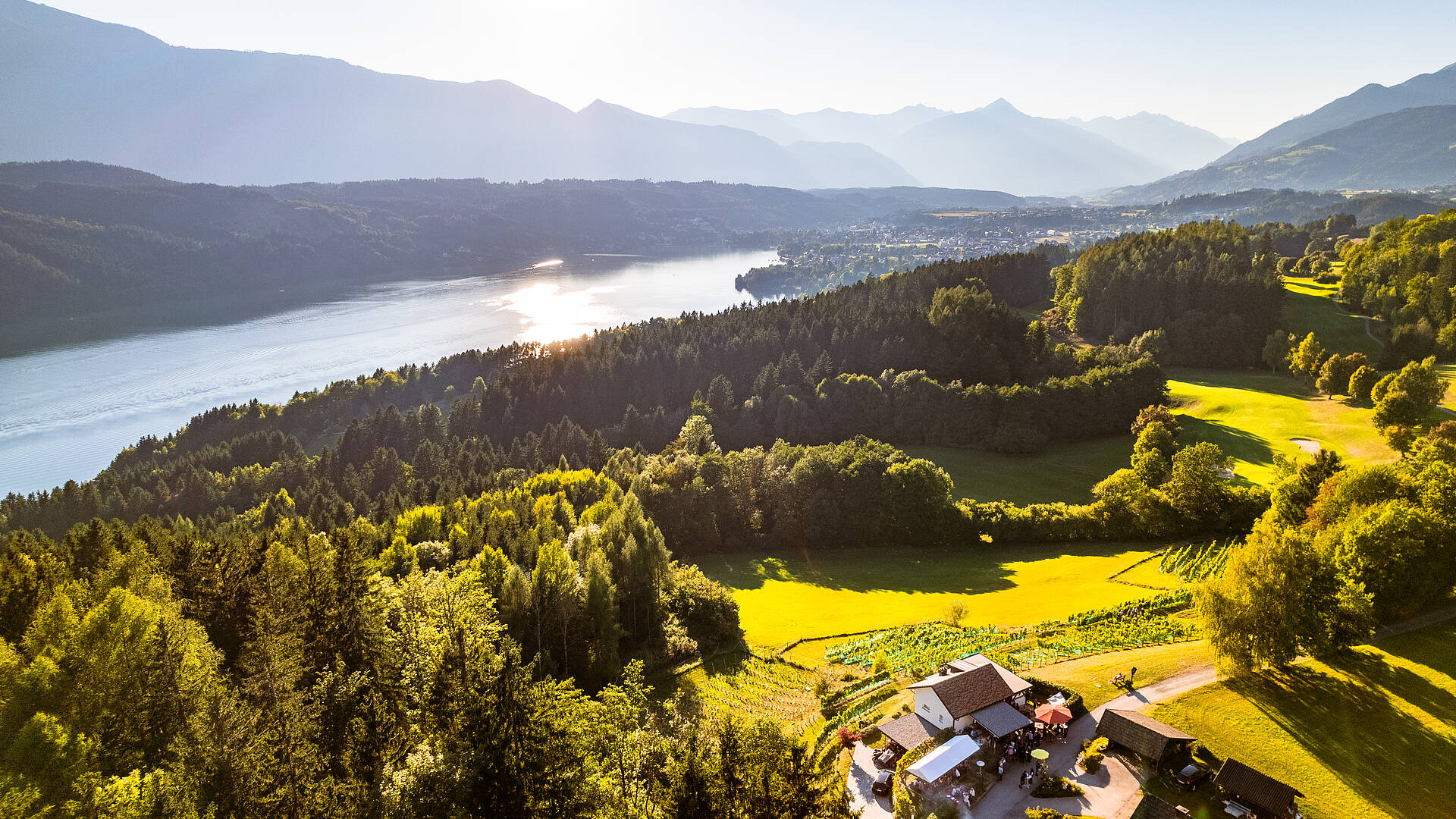 Kulinarischer Herbstreigen am Millstaetter See Drohnenaufnahme