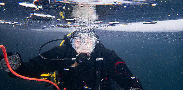 Unter Wasser mit Schutzanzug beim Eistauchen im Weissensee 