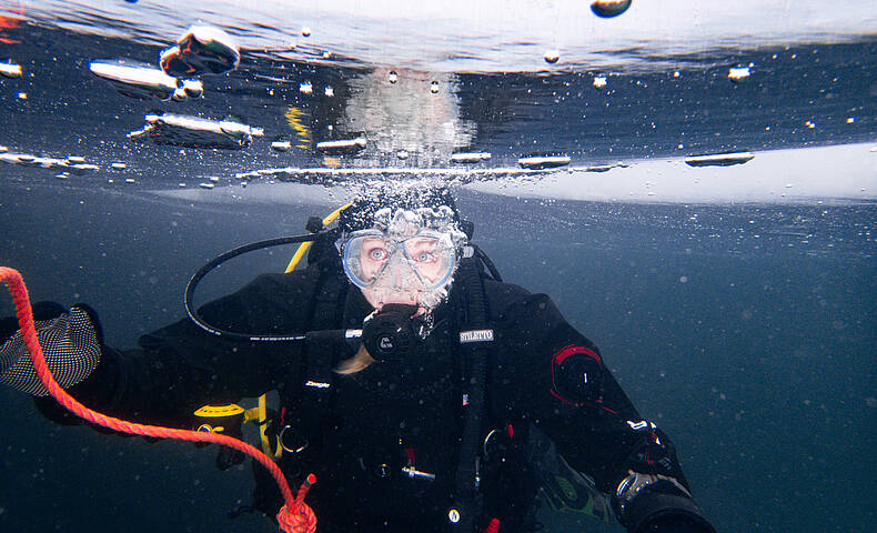 Unter Wasser mit Schutzanzug beim Eistauchen im Weissensee 