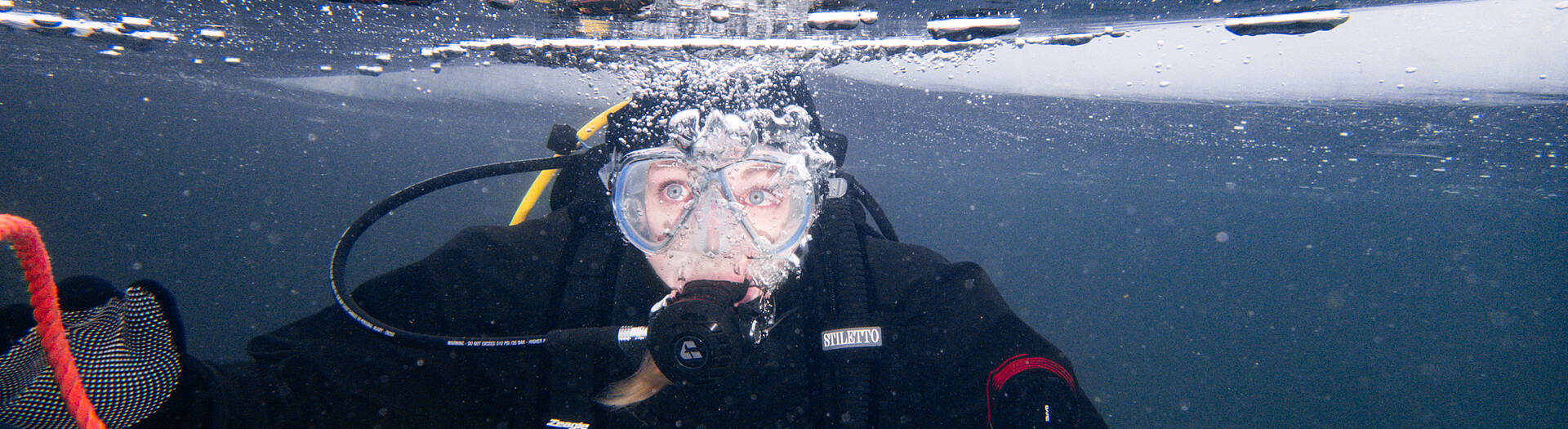 Unter Wasser mit Schutzanzug beim Eistauchen im Weissensee 