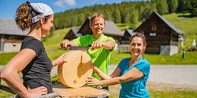 Karnische Milchstrasse Käse schneiden