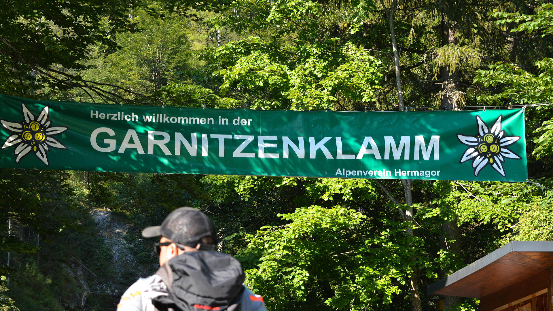 Eingang der Garnitzenklamm mit Banner vom Alpenverein