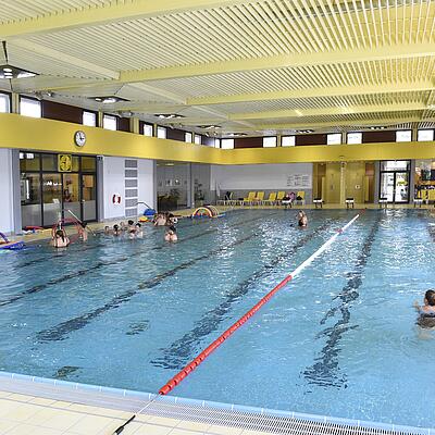 Schwimmbecken des Hallenbades St. Veit