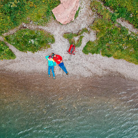 Wandern am Karnischen Hoehenweg und Rast am Ufer des Wolayersees