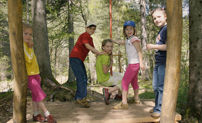 Kinder beim Spielen in der Troegerner Klamm Bad Eisenkappel