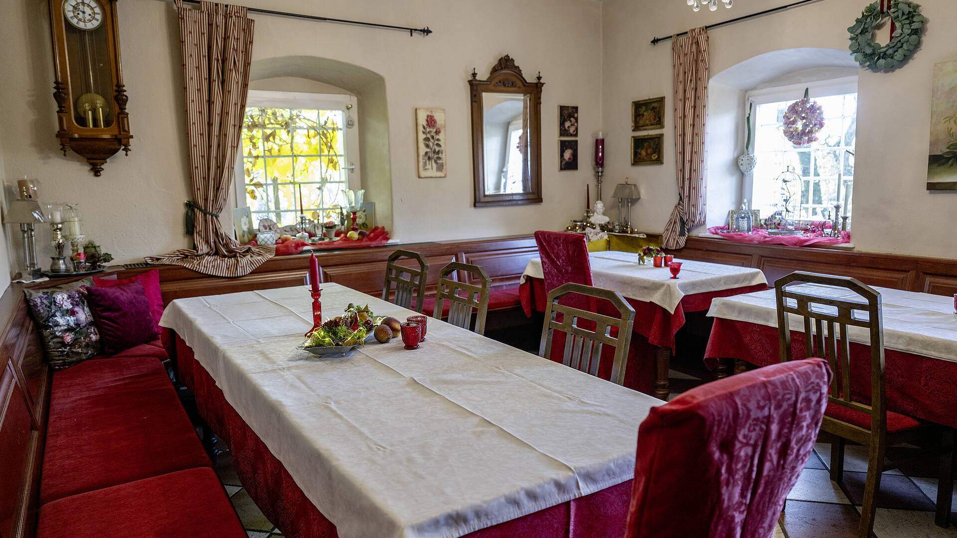 Brunnerhof mit Deko Tisch im Speisesaal