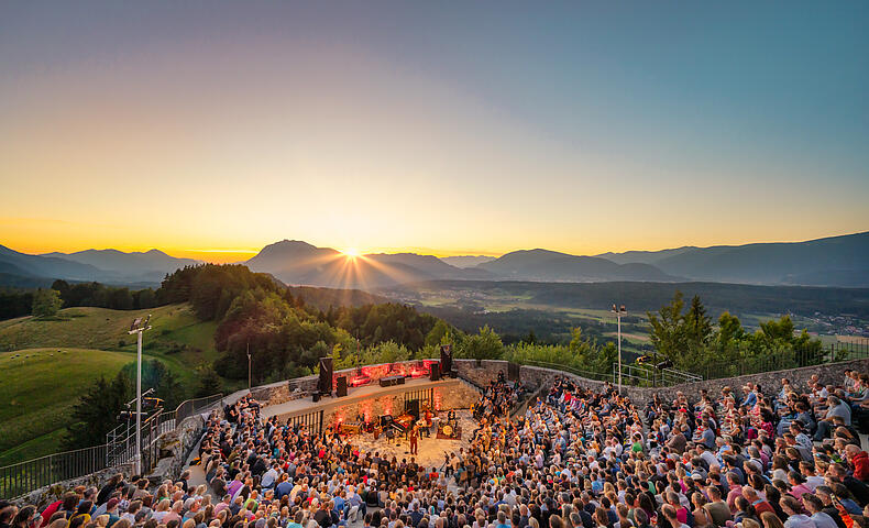 Burgarena Finkenstein bei Sonnenuntergang mit Publikum