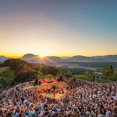 Burgarena Finkenstein bei Sonnenuntergang mit Publikum