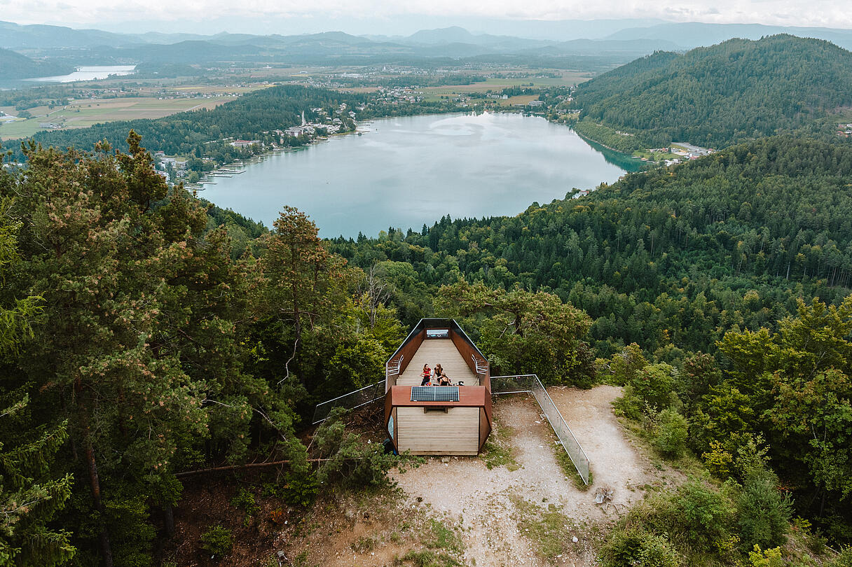 Aussichtsplattform Kitzelberg mit Blick auf den Klopeiner See Luftaufnahme der Aussichtsplattform am Kitzelberg mit Blick auf den Klopeiner See, umgeben von Wäldern und sanften Hügeln.