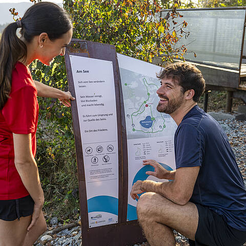 Paerchen beim Wandern am Slow Trail Maltschacher See in den Nockbergen im Herbst