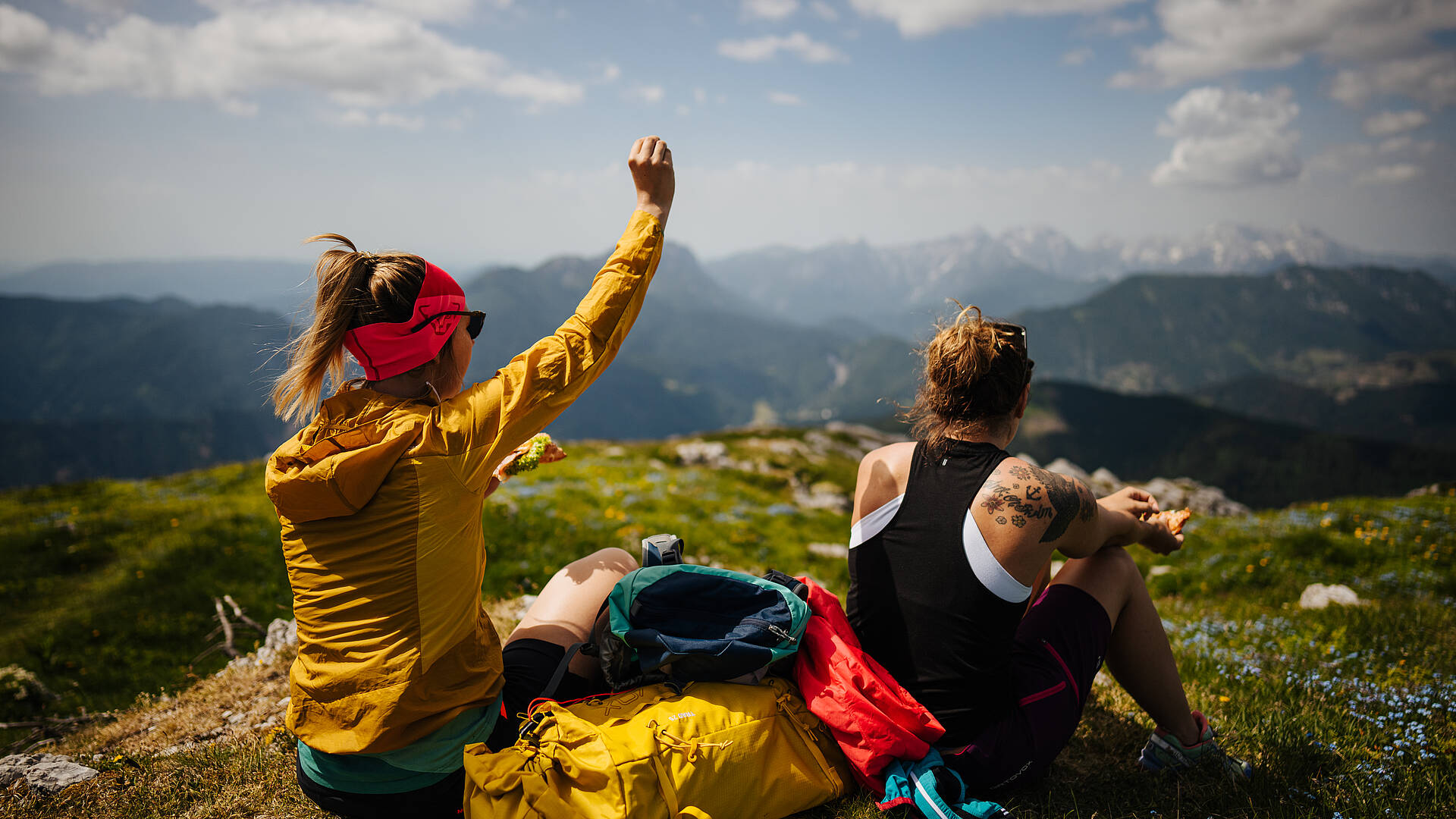 Verdiente Pause nach dem Gipfelsieg auf der Petzen/Kordeschkopf, Wandern im Geopark