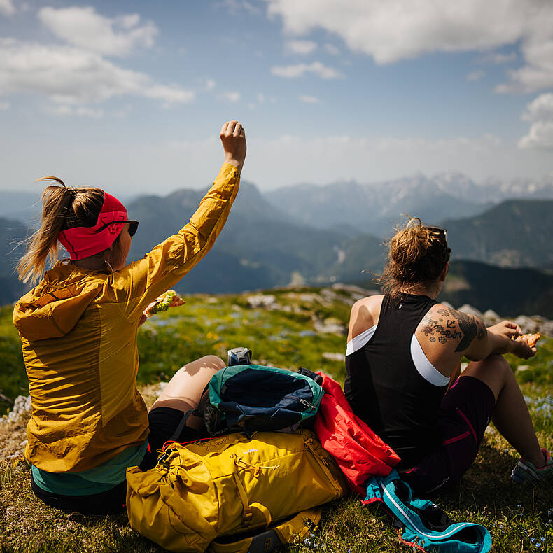 Verdiente Pause nach dem Gipfelsieg auf der Petzen/Kordeschkopf, Wandern im Geopark