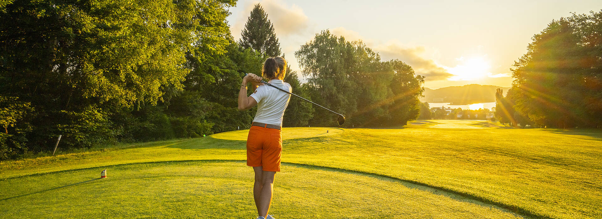 Golfspielerin am Golfplatz Dellach