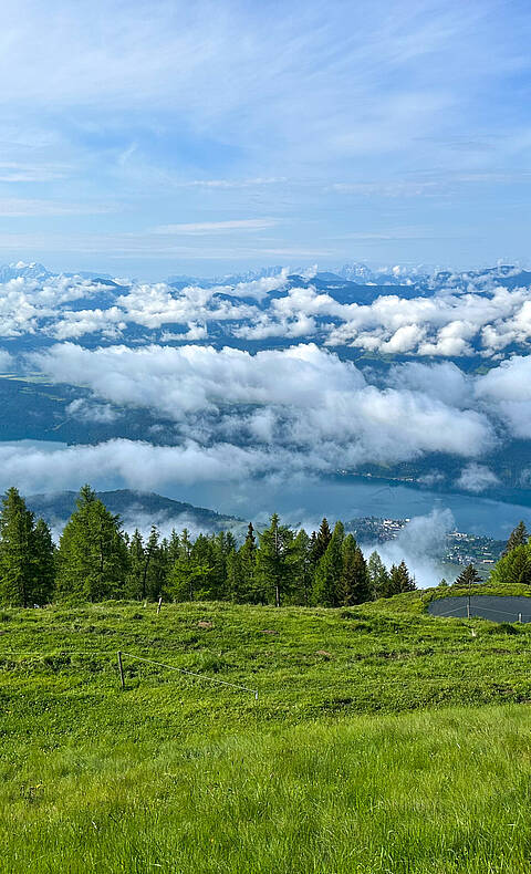 Die Aussicht auf den Millstätter See zeigt Schäfchenwolken über dem See.