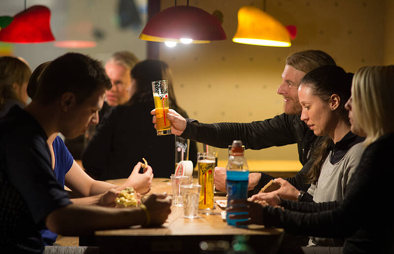 Entspannte Stimmung im Cafe im Boulderama 