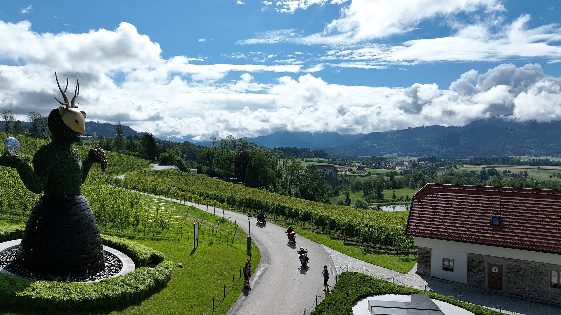 Mit dem Motorrad zum Weingut Taggenbrunn vorbei an der Göttin der Zeit