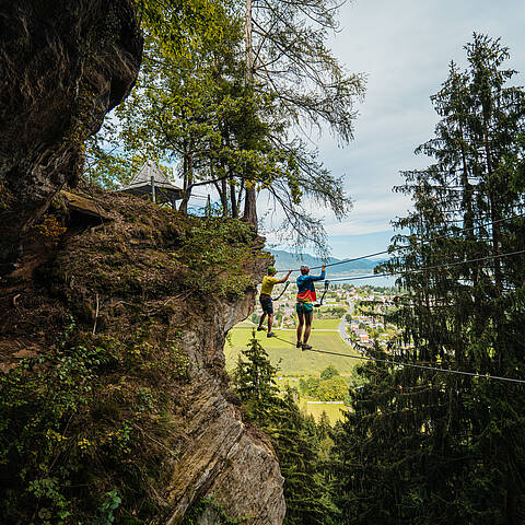 Peterlewand Seilbrücke mit Blick auf den Ossiacher See