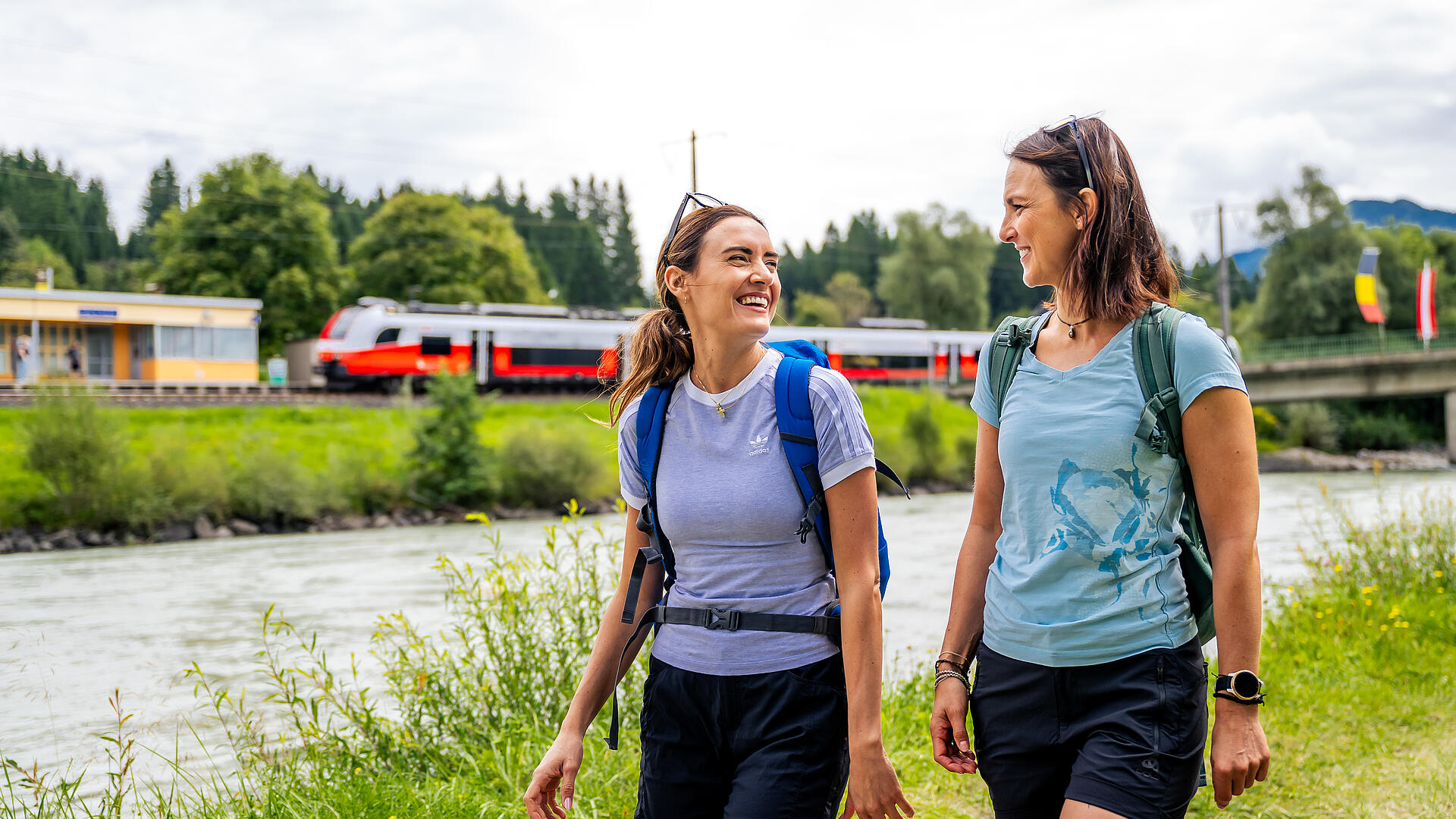 Zwei Frauen beim Bahnhofswandern im Drautal direkt neben der Drau