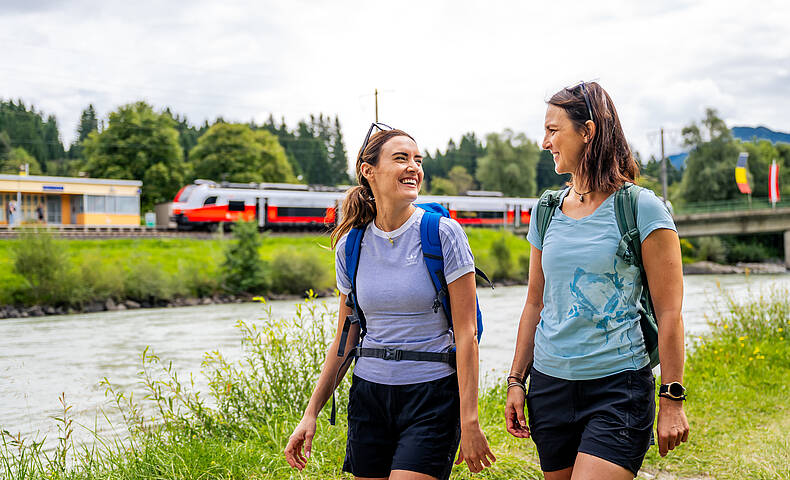 Zwei Frauen beim Bahnhofswandern im Drautal direkt neben der Drau