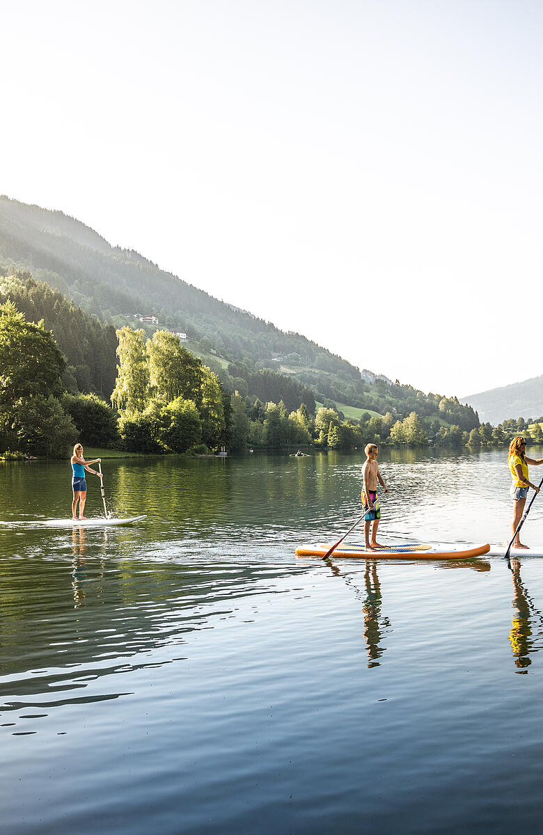 Gruppe beim Stand up Paddeln am Brennsee