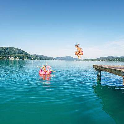 Kinder haben Badespass im Wörthersee
